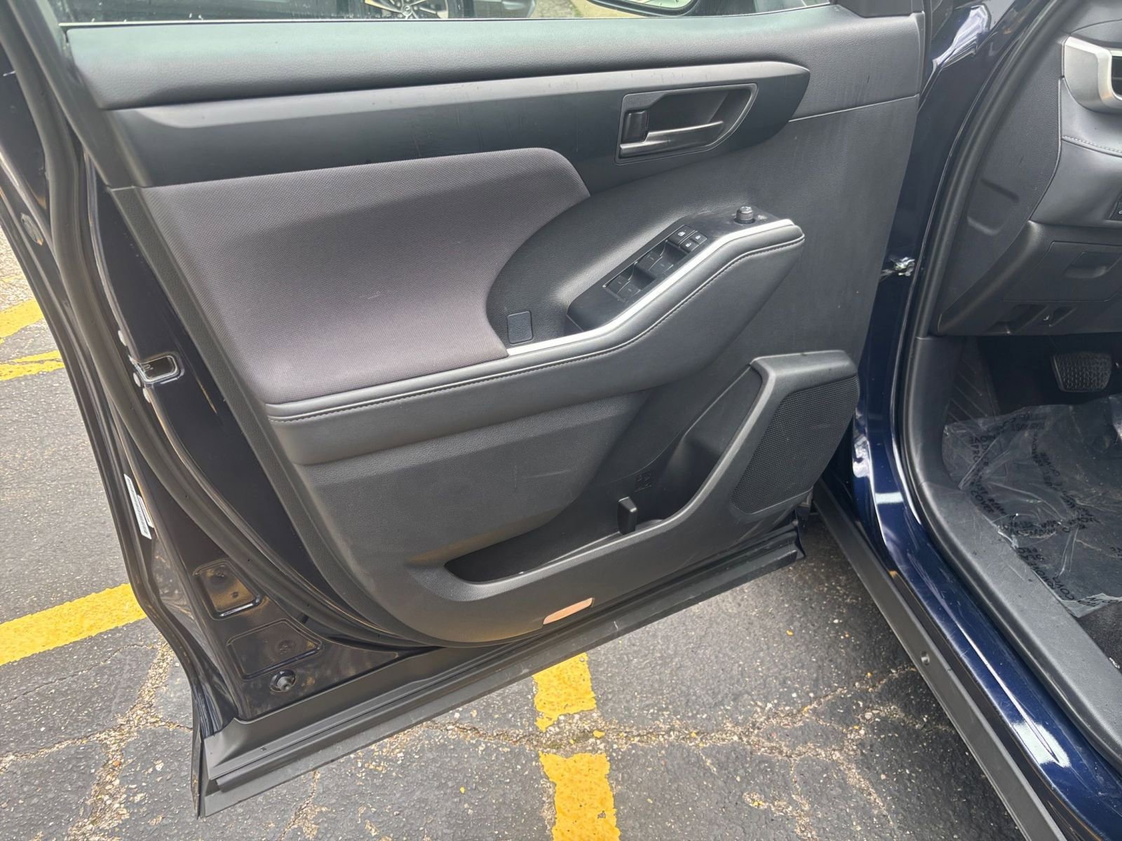 Used 2025 Toyota Highlander LE FWD image 18