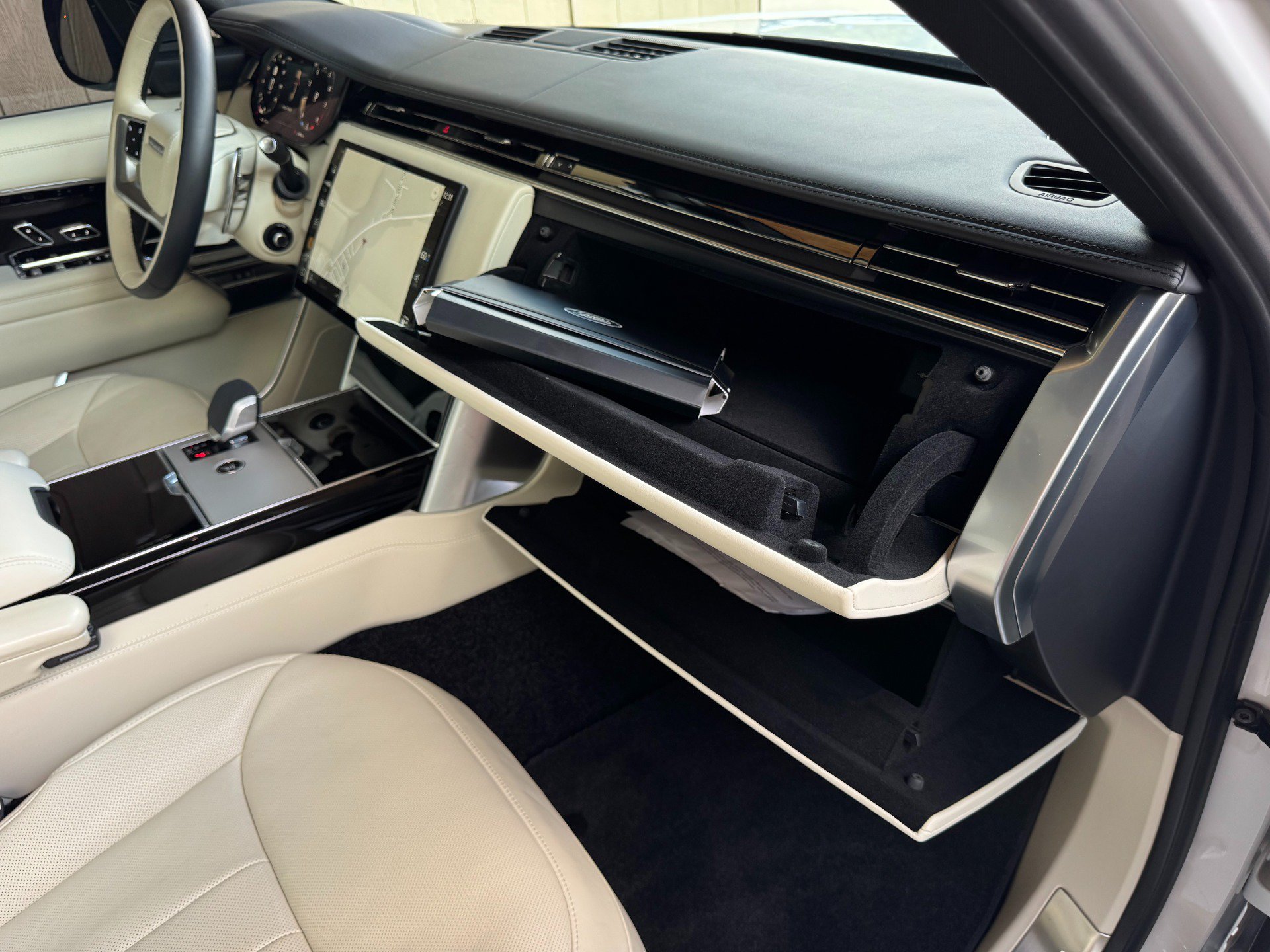 Used 2025 Land Rover Range Rover SE AWD/4WD image 23