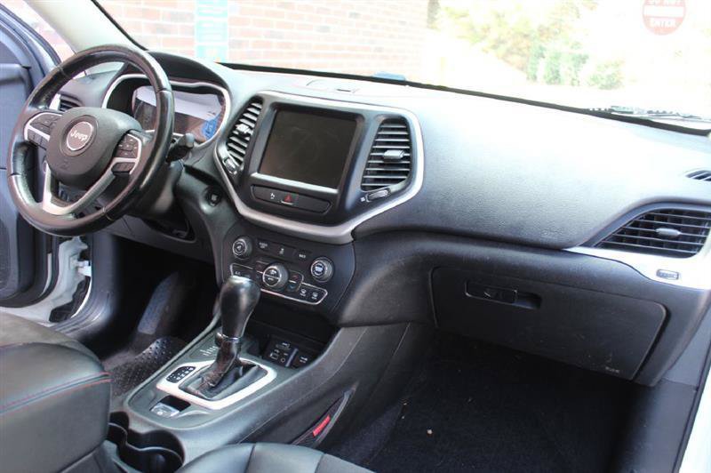 Used 2018 Jeep Cherokee Trailhawk AWD/4WD image 13