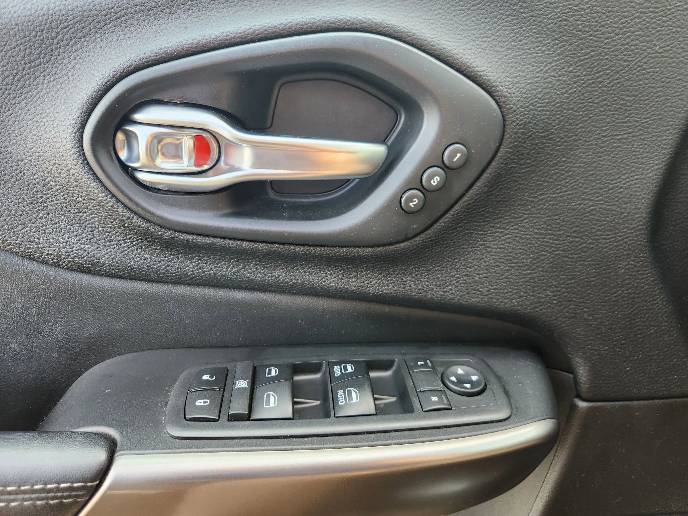 Used 2019 Jeep Cherokee Limited image 26