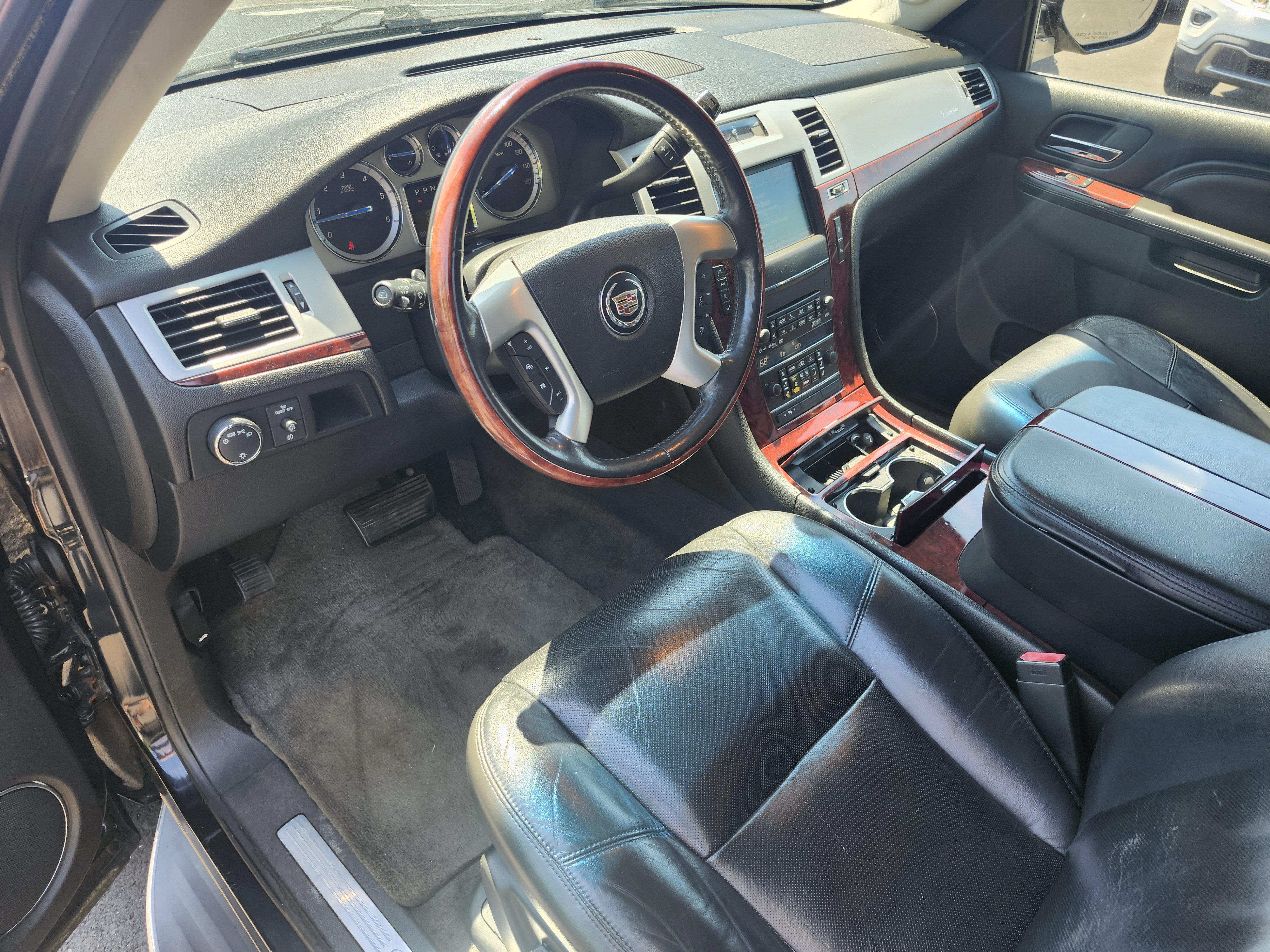 Used 2011 Cadillac Escalade Luxury AWD/4WD image 4