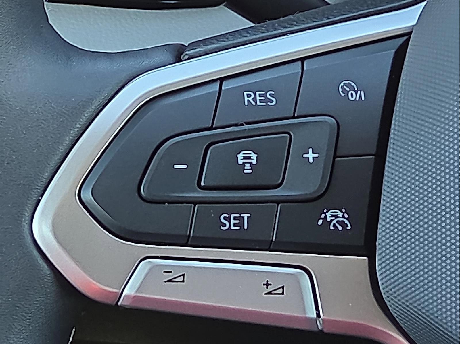 Used 2024 Volkswagen Taos SE image 19