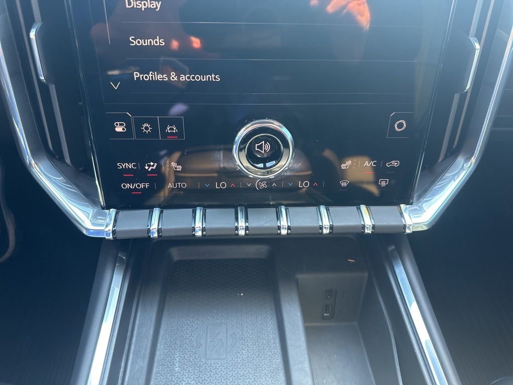 Used 2025 GMC Acadia Elevation w/ Elevation Premium Package image 4