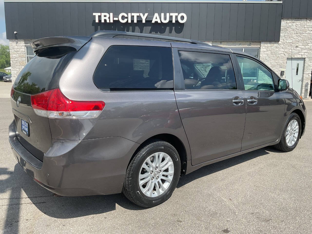 Used 2012 Toyota Sienna XLE FWD image 7