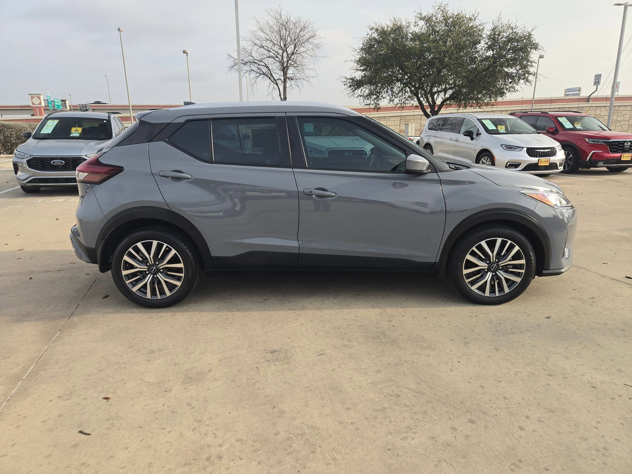 Used 2023 Nissan Kicks SV image 8
