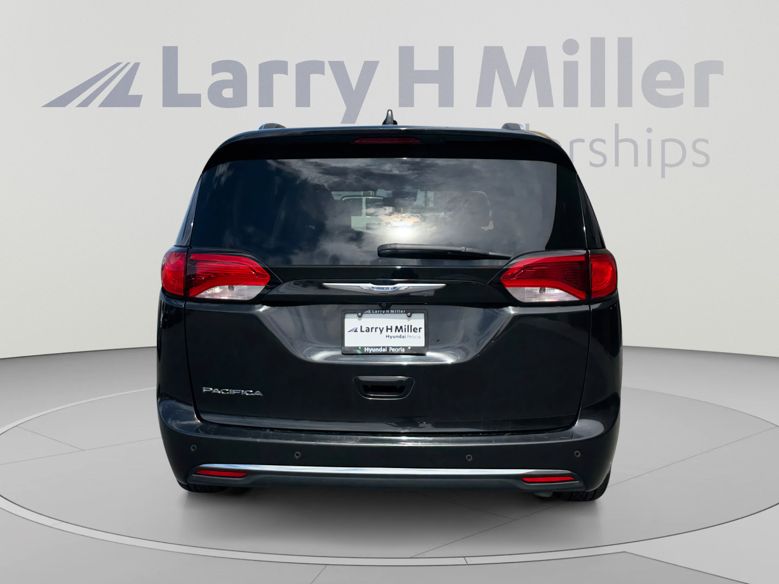 Used 2018 Chrysler Pacifica Touring-L w/ Advanced Safetytec Group FWD image 4