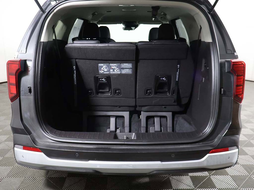 Used 2025 Kia Carnival FWD image 16