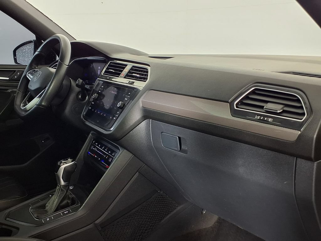 Used 2024 Volkswagen Tiguan SE R-Line FWD image 9