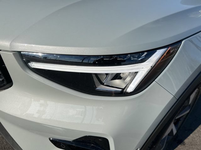 Certified 2025 Volvo XC40 B5 Plus AWD/4WD image 7