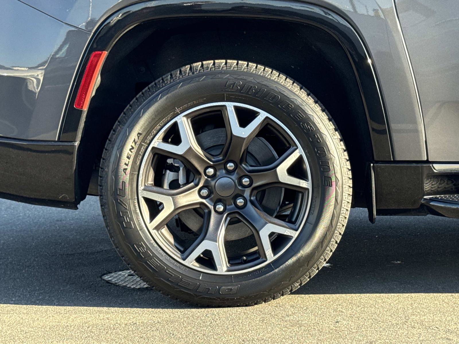 Used 2023 Jeep Wagoneer L Series III w/ Preferred Equipment Group image 32