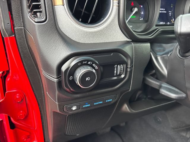 Used 2025 Jeep Wrangler Unlimited Sahara AWD/4WD image 15