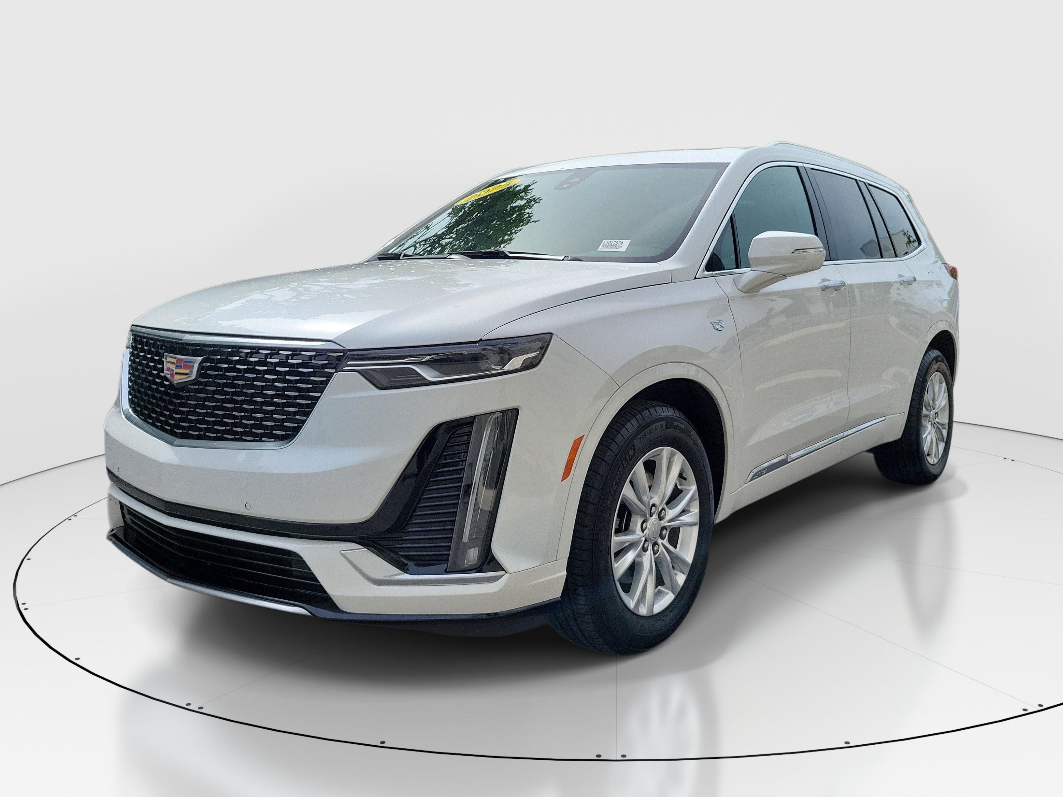 Used 2025 Cadillac XT6 Luxury FWD image 3