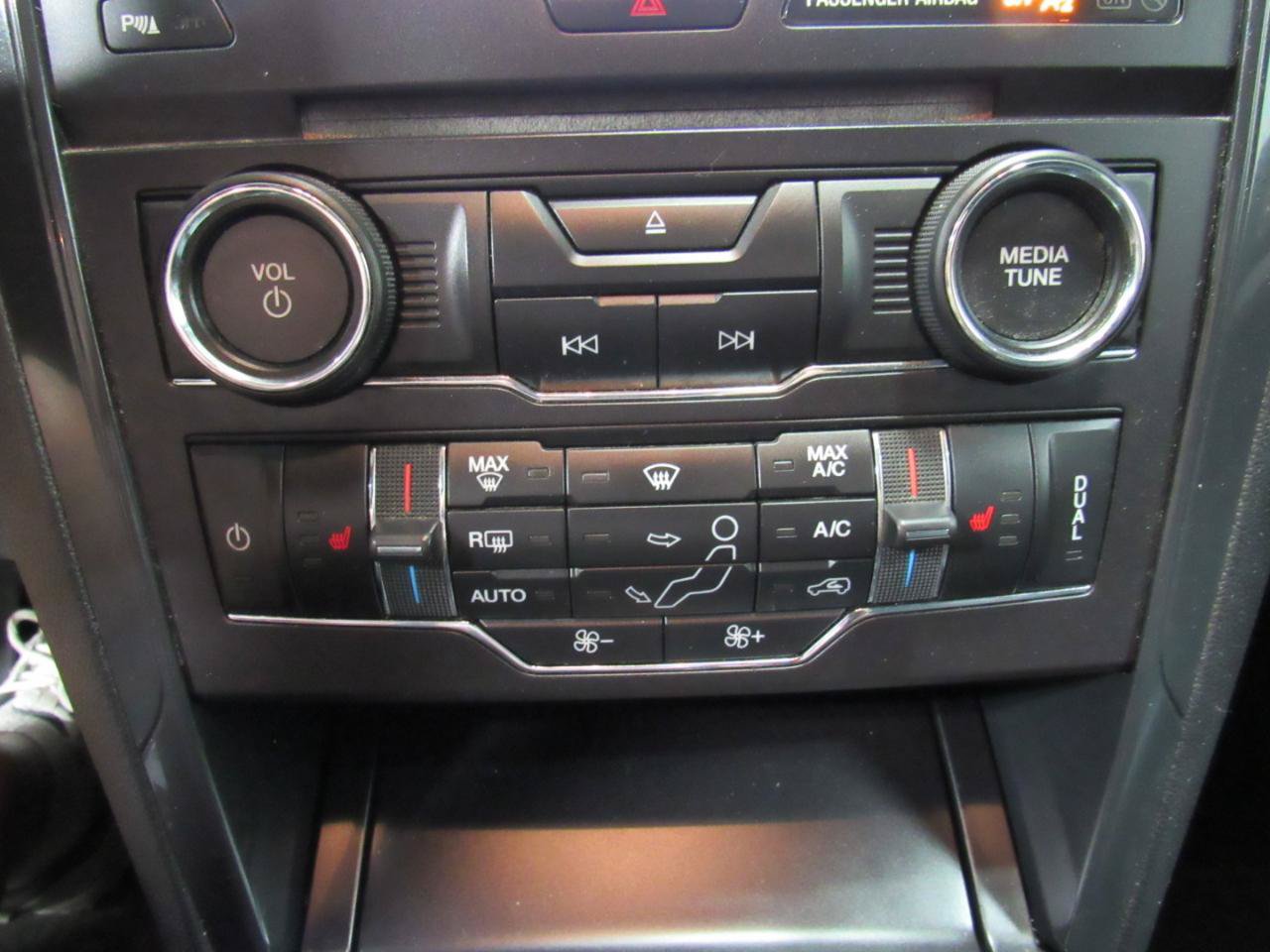 Used 2017 Ford Explorer XLT w/ Equipment Group 202A AWD/4WD image 18