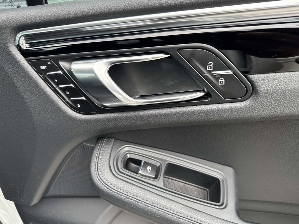 Certified 2025 Porsche Macan image 20