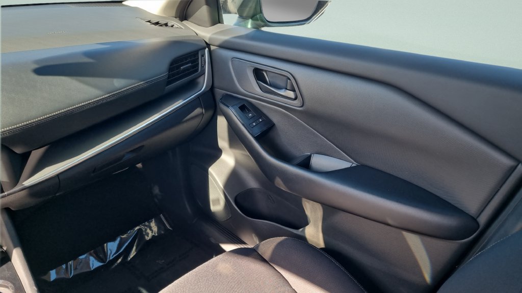 Used 2024 Nissan Rogue S FWD image 13