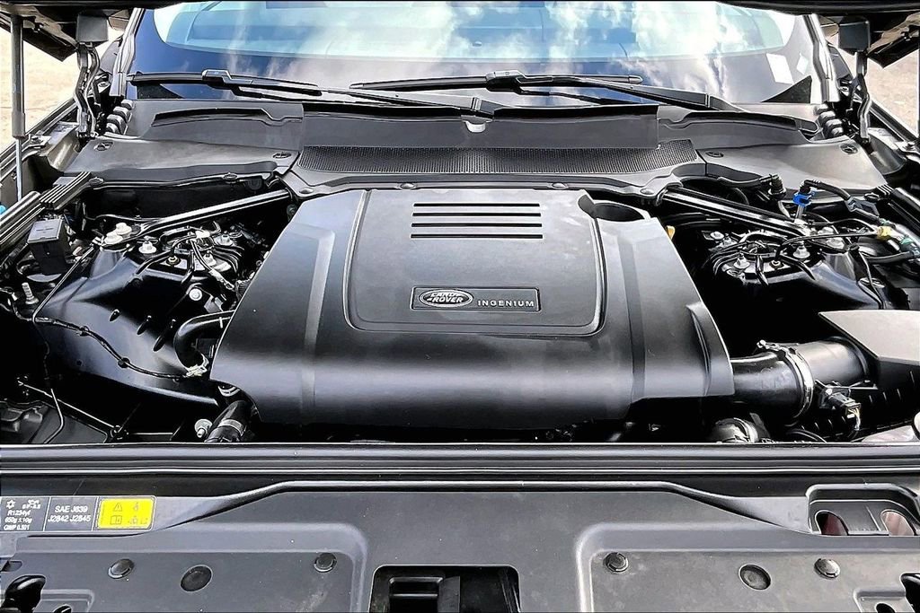 Used 2025 Land Rover Discovery Dynamic SE AWD/4WD image 32