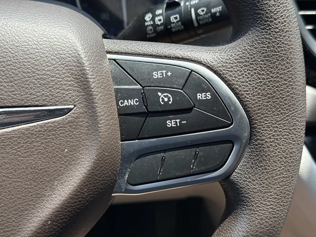 Used 2017 Chrysler Pacifica Touring FWD image 23