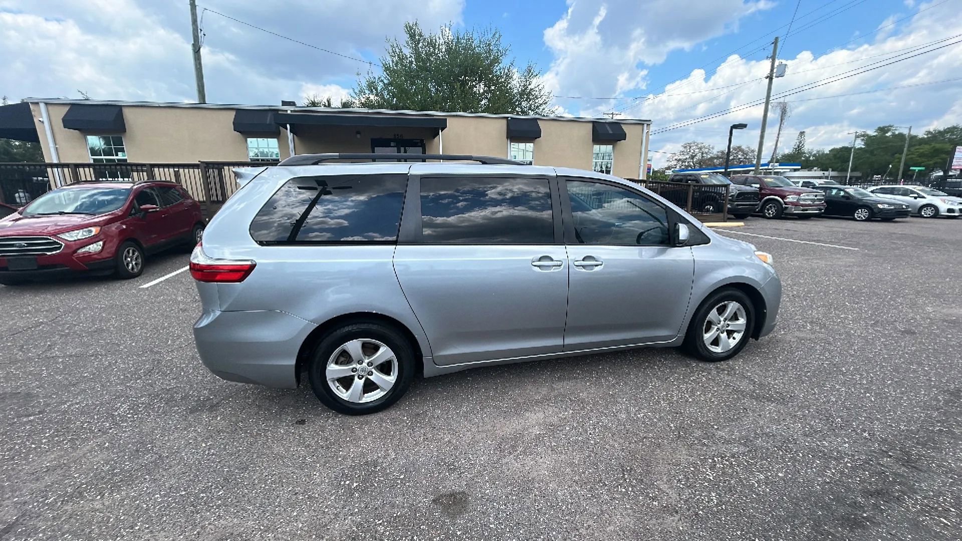 Used 2015 Toyota Sienna LE image 3
