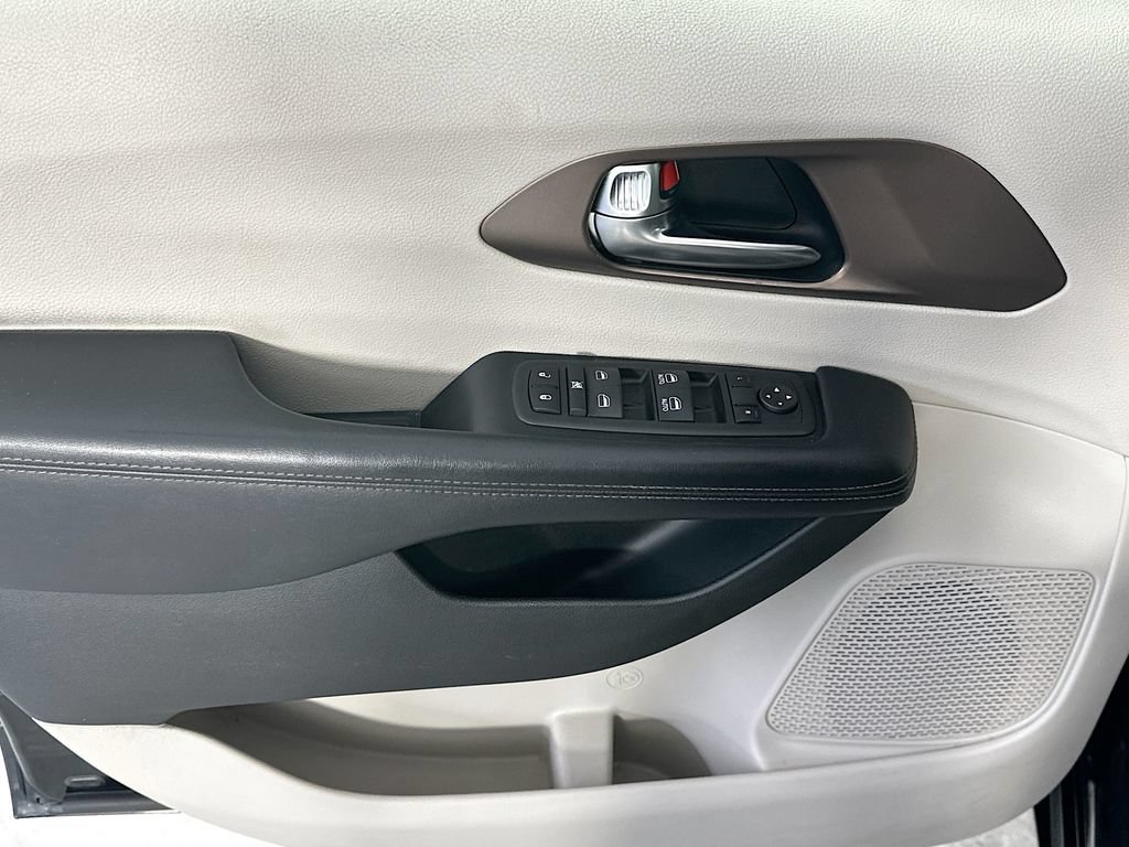 Used 2019 Chrysler Pacifica Touring-L FWD image 21