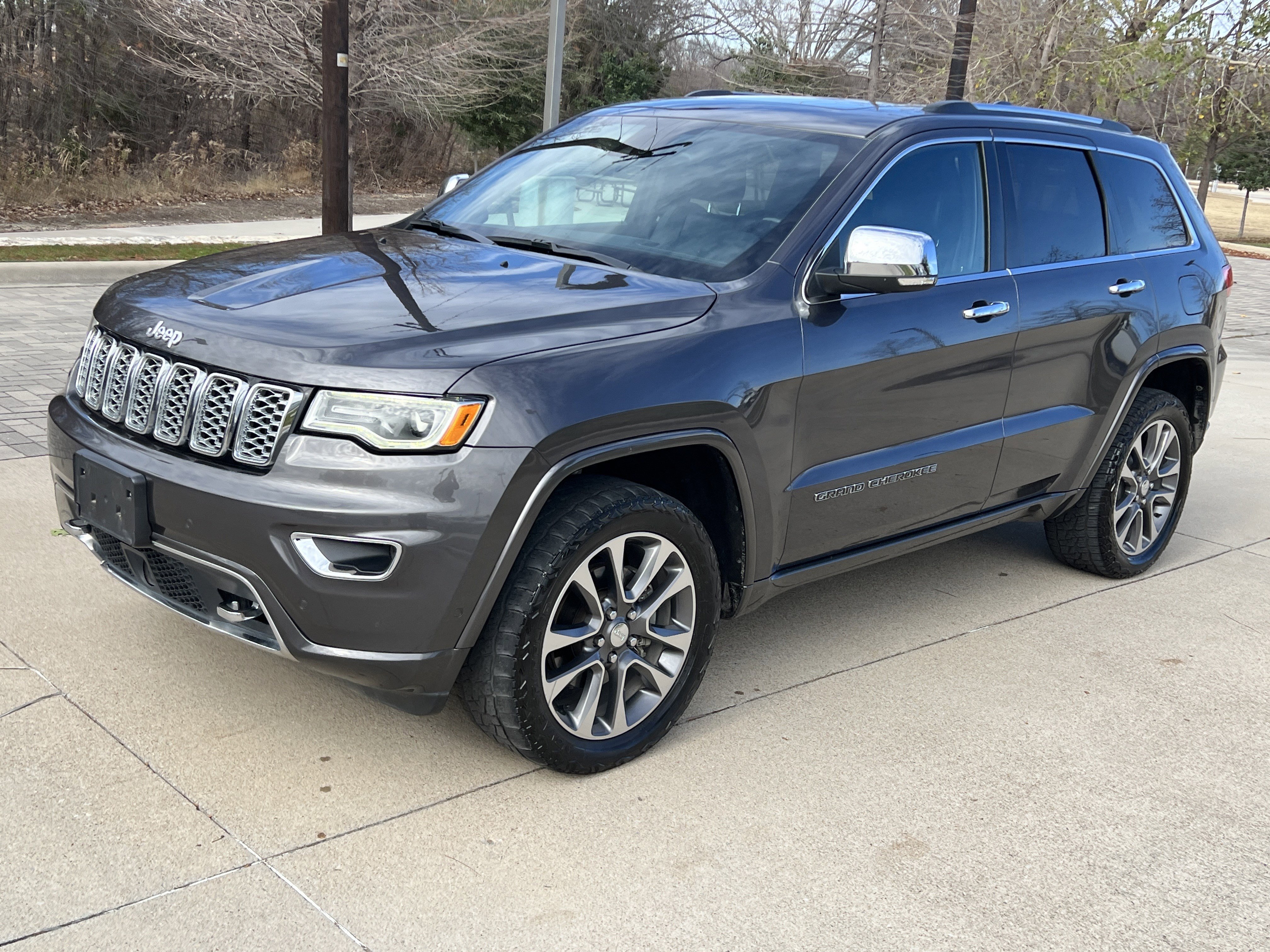 Used 2017 Jeep Grand Cherokee Overland w/ Jeep Active Safety Group image 5