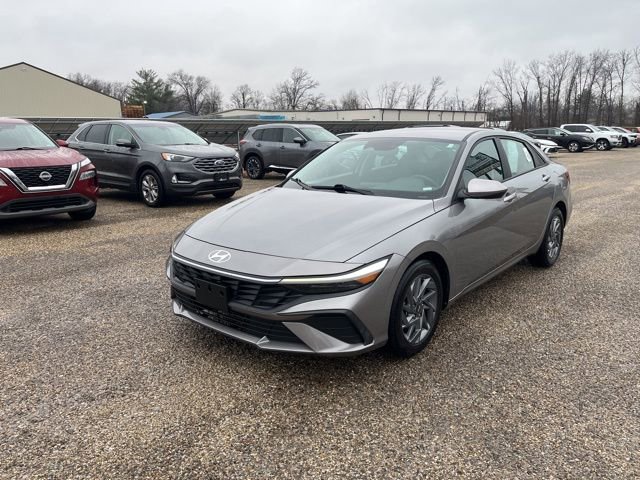 Used 2024 Hyundai Elantra SEL image 2