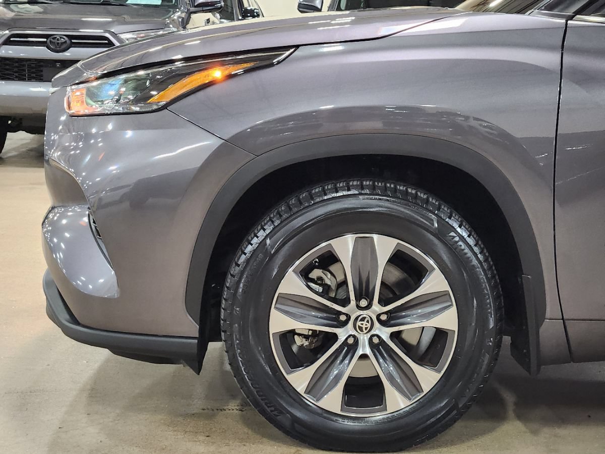Used 2022 Toyota Highlander XLE FWD image 5