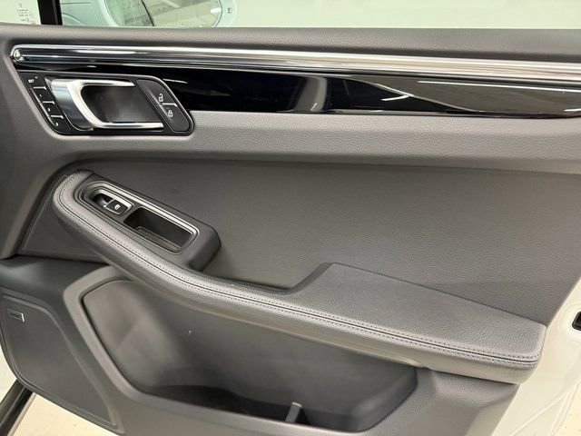 Certified 2025 Porsche Macan AWD/4WD image 34