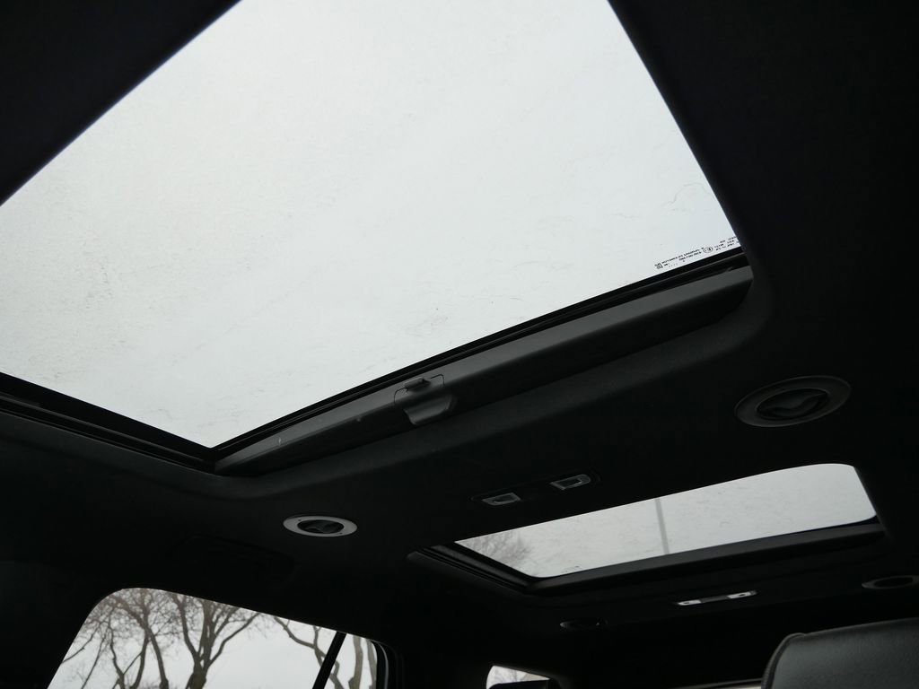 Used 2023 Chevrolet Traverse RS image 49