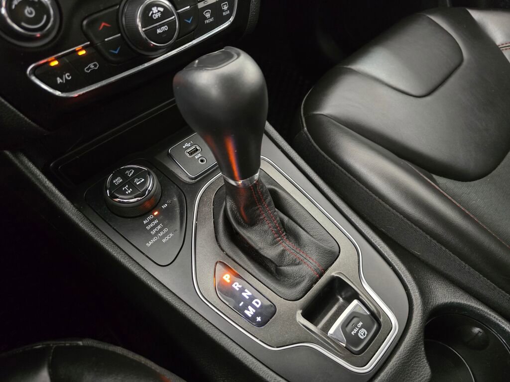 Used 2021 Jeep Cherokee Trailhawk w/ Technology Group image 33