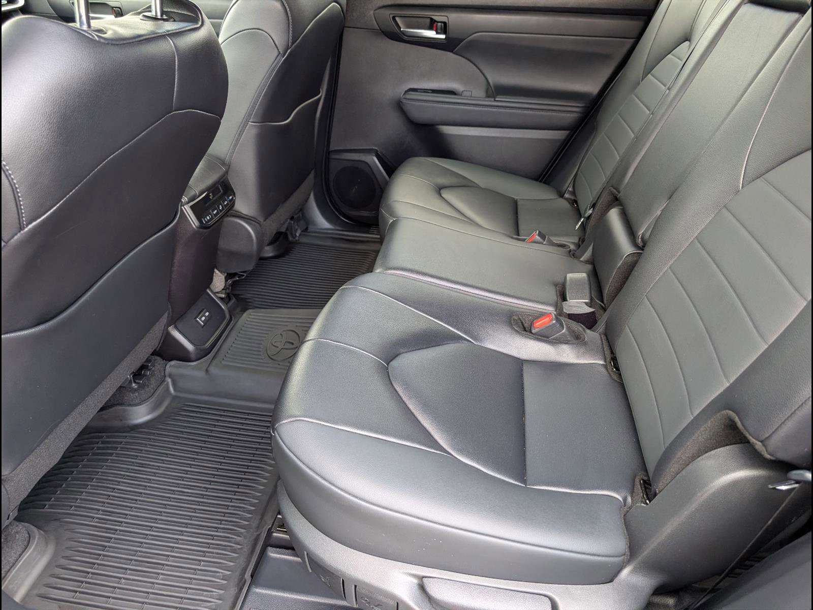 Used 2024 Toyota Highlander XLE AWD/4WD image 11