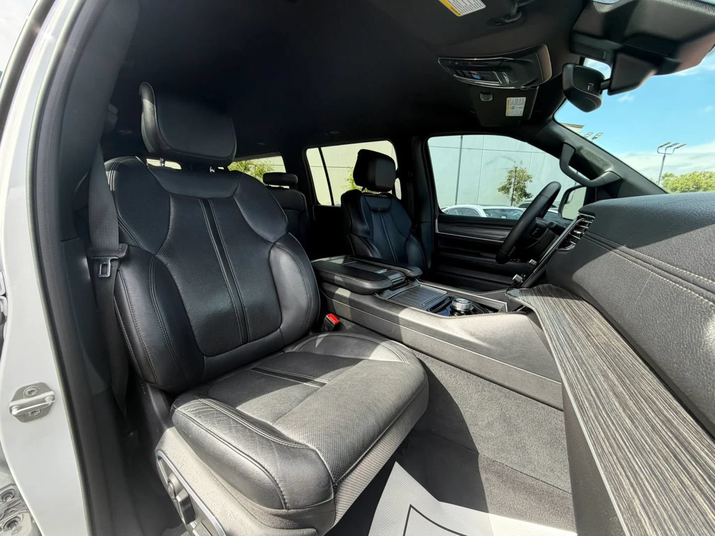 Used 2024 Jeep Wagoneer L Series II RWD image 40
