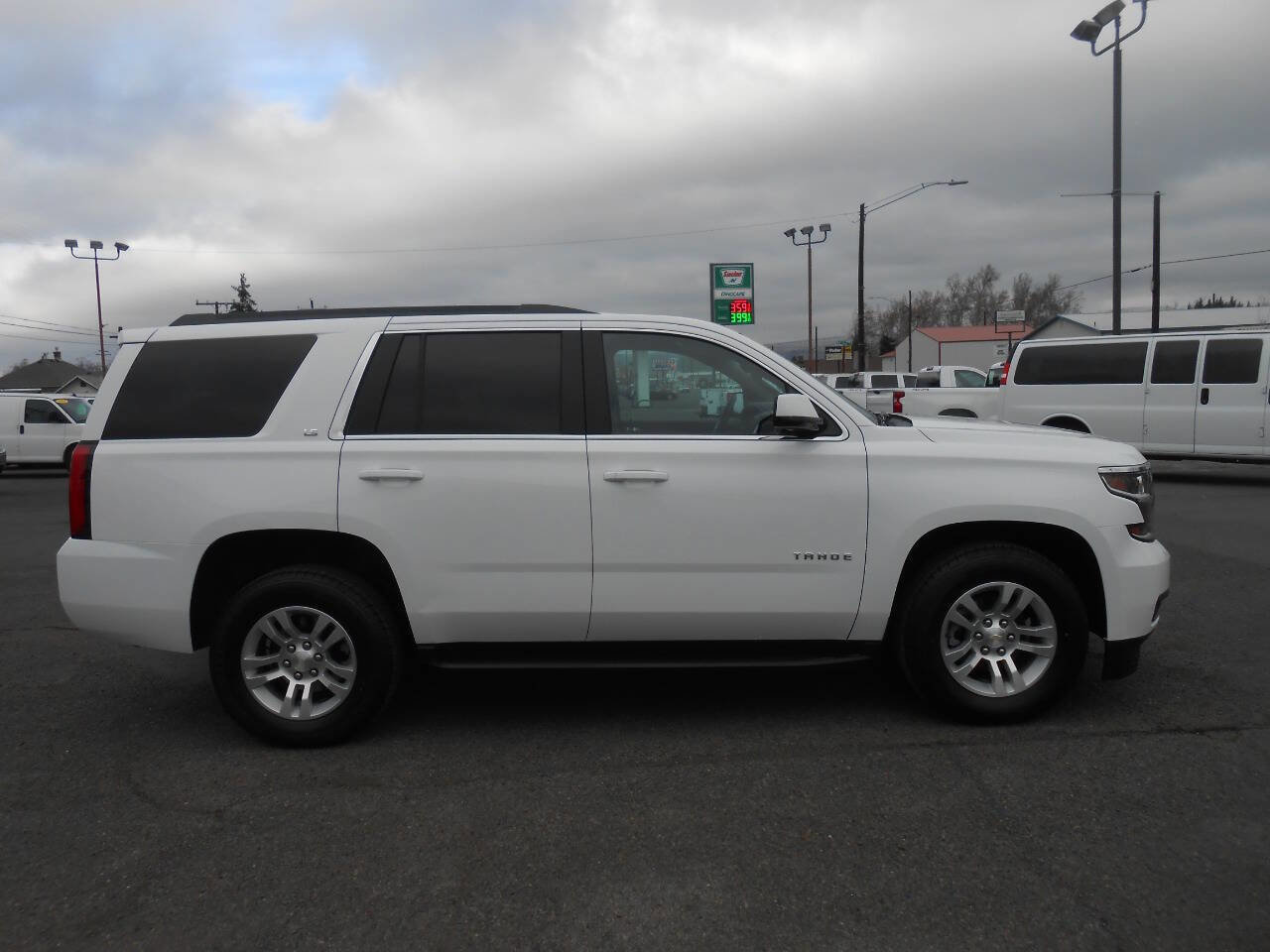 Used 2016 Chevrolet Tahoe LS image 2