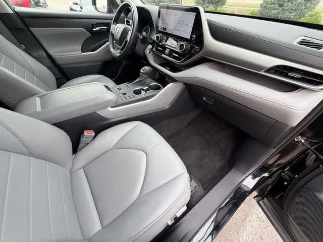 Used 2023 Toyota Highlander XLE AWD/4WD image 20