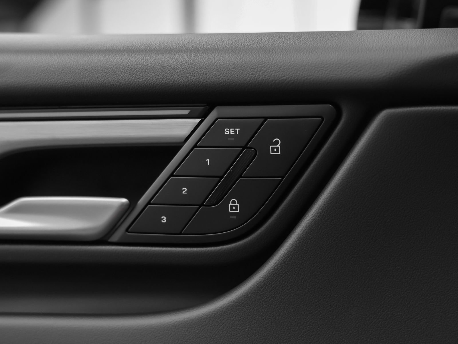 Certified 2025 Porsche Macan 4 Electric image 28