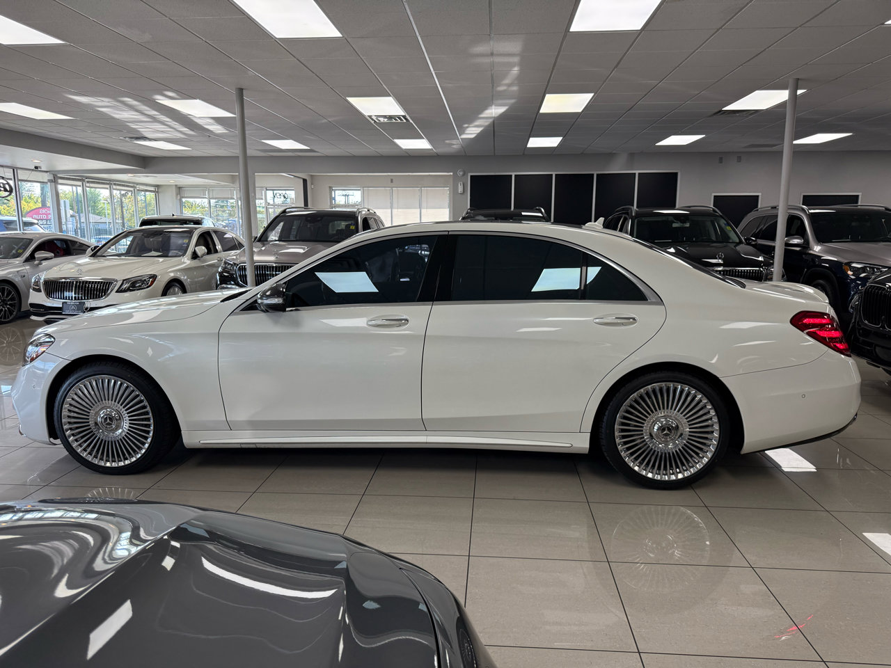 Used 2019 Mercedes-Benz S 450 Sedan w/ AMG Line Exterior image 3