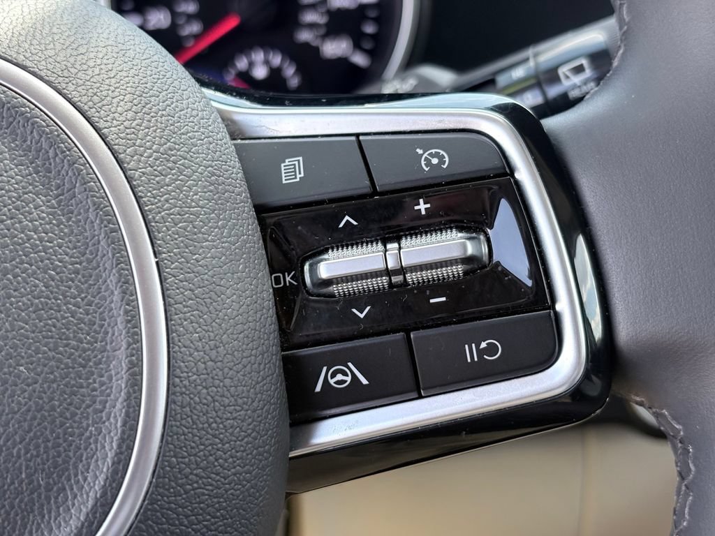 Used 2024 Kia Carnival LX FWD image 16