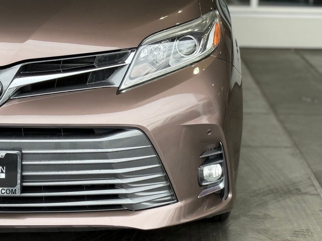 Used 2018 Toyota Sienna Limited Premium w/ Carpet Mat Package image 5