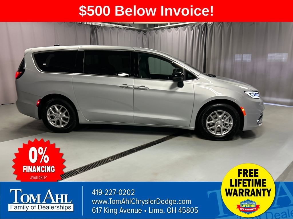 New 2026 Chrysler Pacifica Select image 8