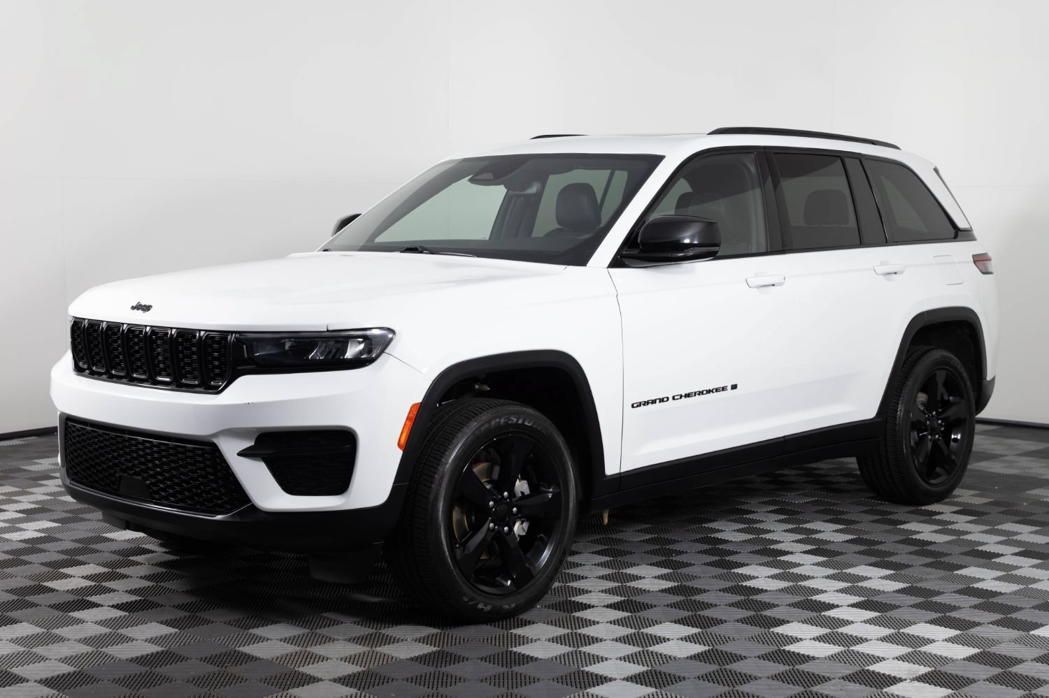 Used 2023 Jeep Grand Cherokee Altitude AWD/4WD image 1