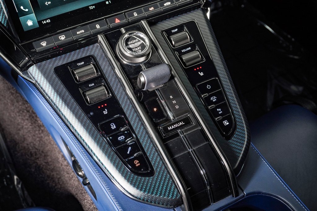 Used 2025 Aston Martin V8 Vantage Coupe image 29