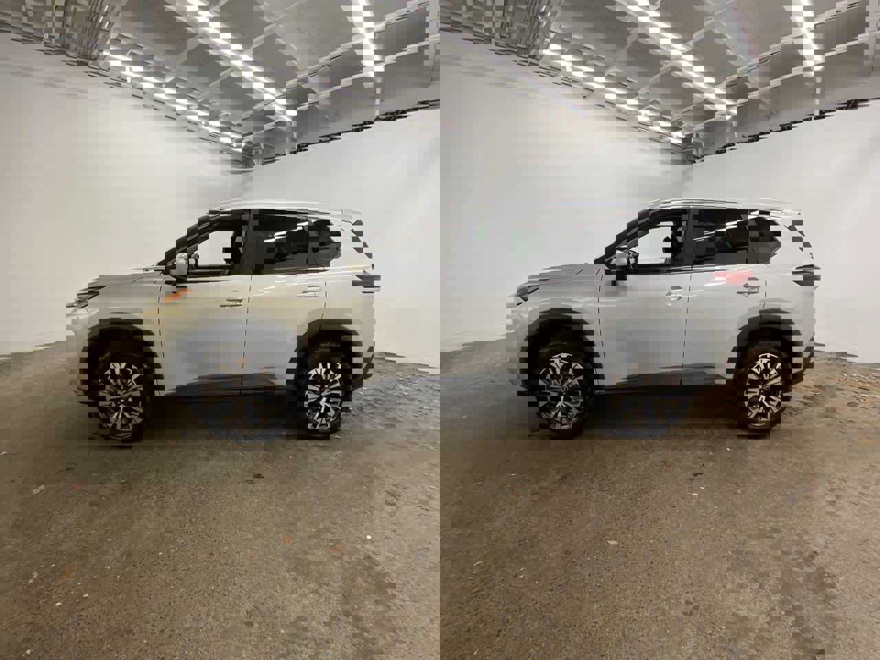 Used 2023 Nissan Rogue SV image 3