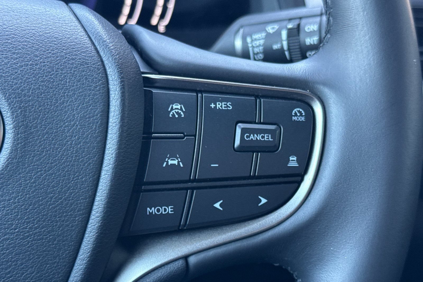 Used 2025 Lexus UX 300h FWD w/ Accessory Package (Z2) image 27