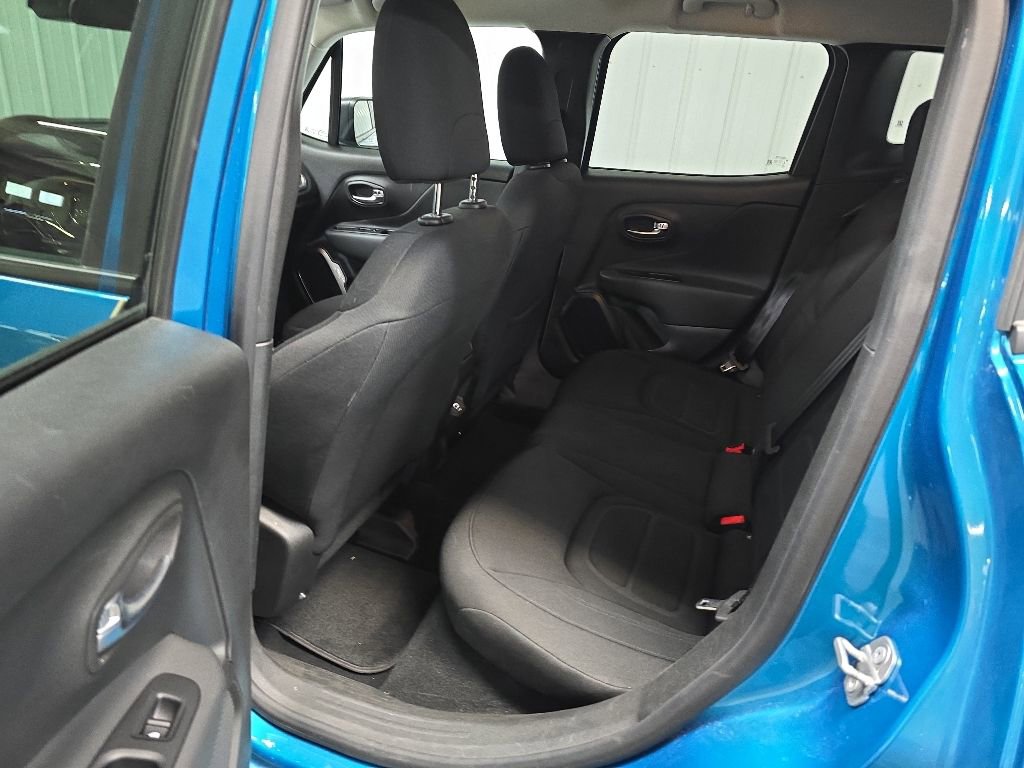Used 2022 Jeep Renegade Latitude AWD/4WD image 31