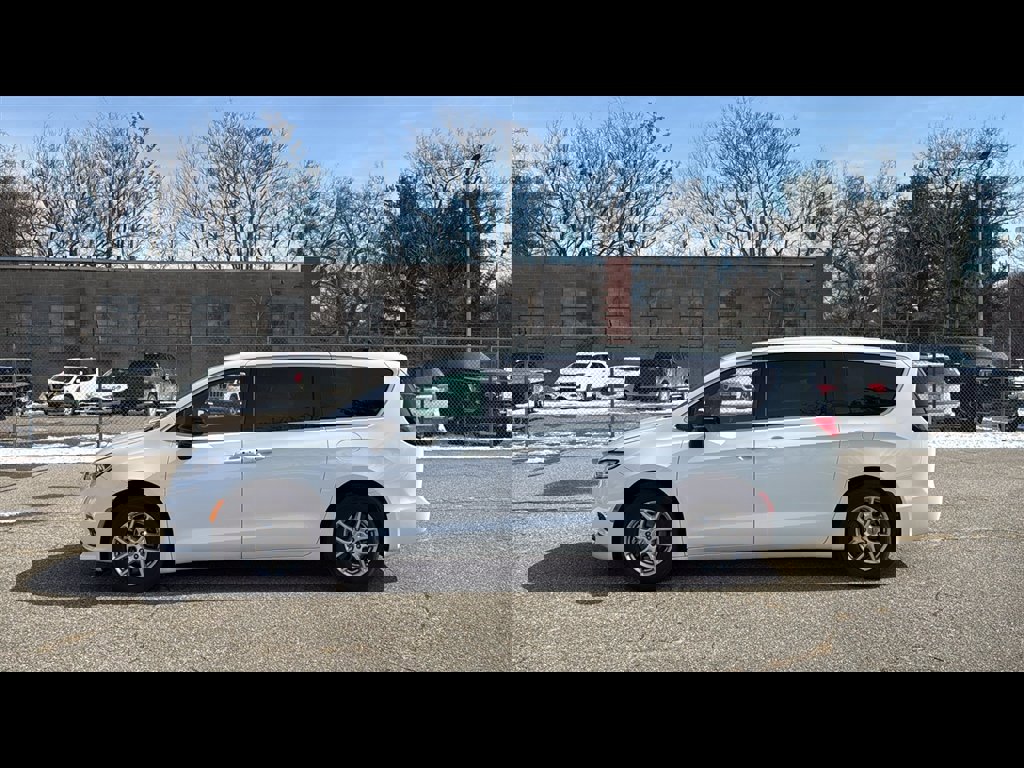 Used 2025 Chrysler Pacifica Select image 3