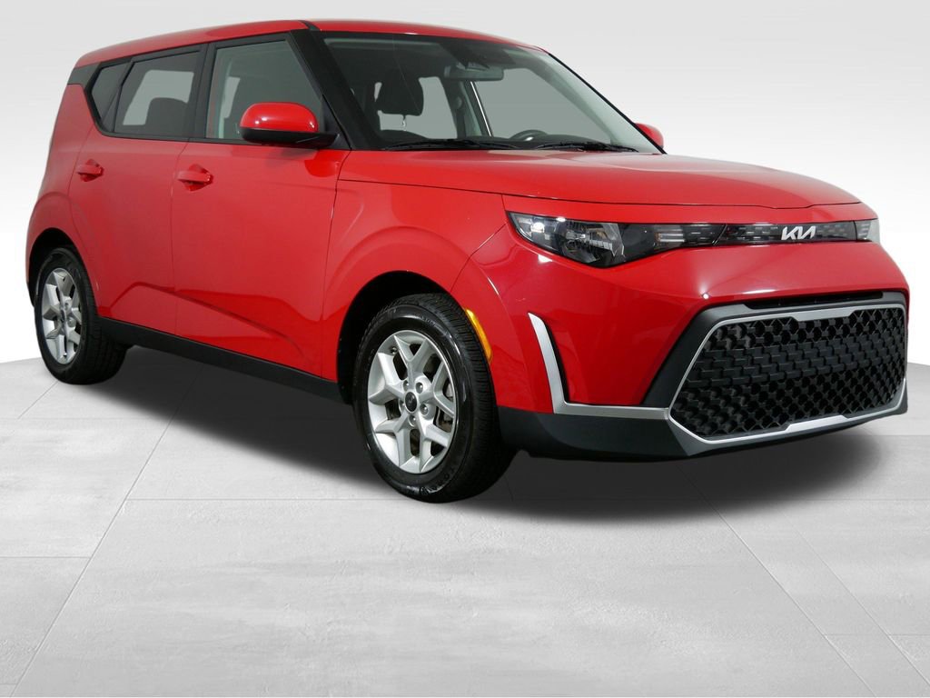 Used 2024 Kia Soul LX w/ Option Group 015 FWD image 2