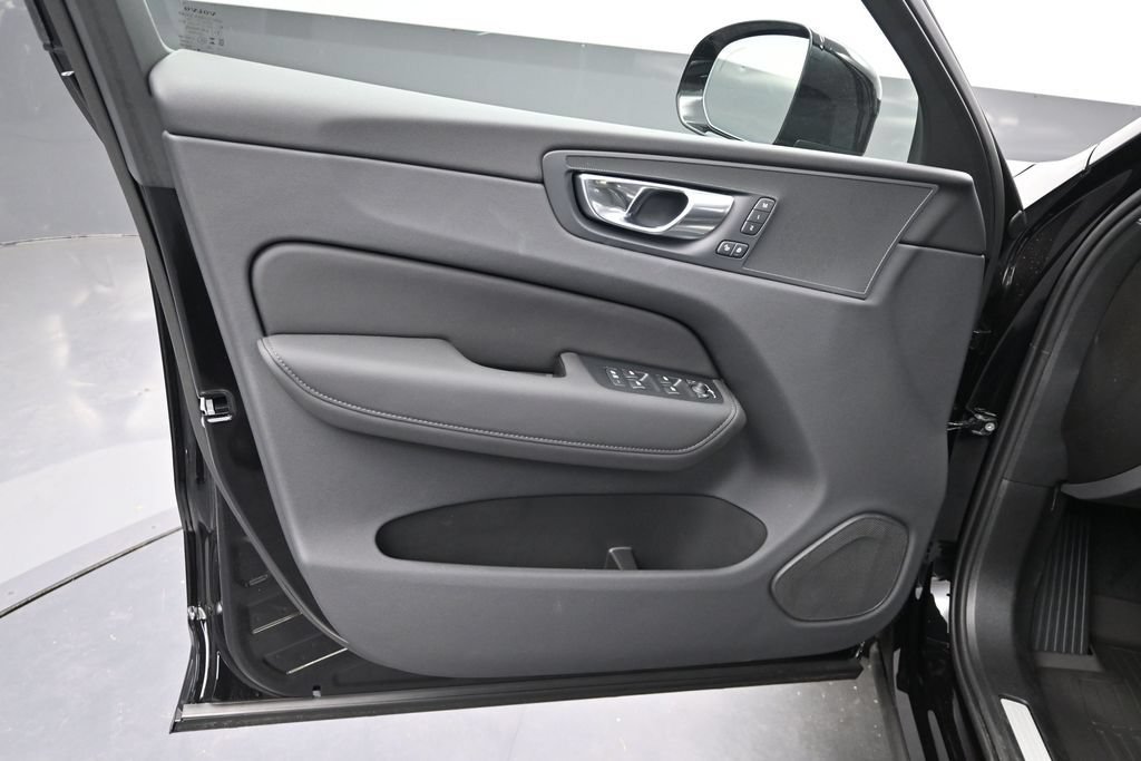 New 2026 Volvo XC60 T8 Plus w/ Climate Package PRO AWD/4WD image 9