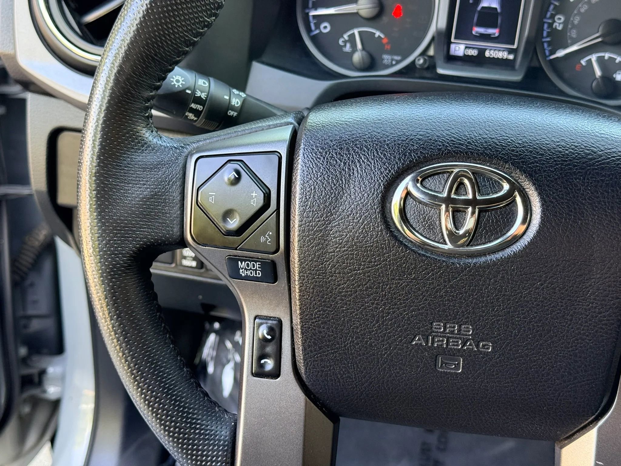 Used 2021 Toyota Tacoma TRD Sport w/ Technology Package image 25