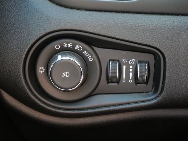 Used 2017 Jeep Renegade Latitude w/ Popular Equipment Group AWD/4WD image 16
