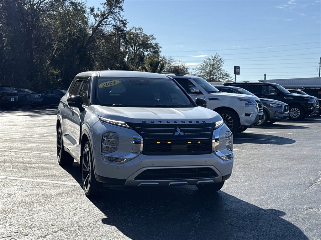 Used 2024 Mitsubishi Outlander SE image 2