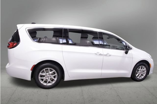 Used 2025 Chrysler Pacifica Select image 6